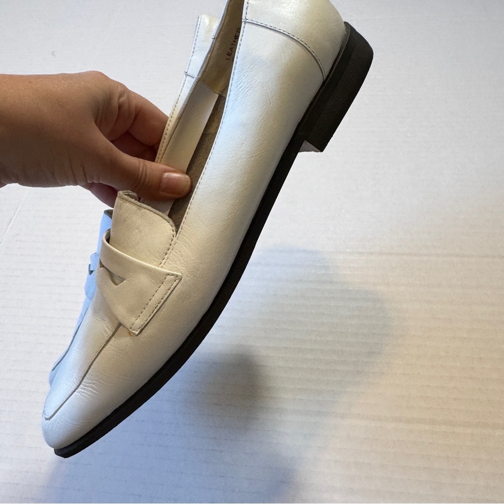 Vintage whiteWomen's Loafers size 8 but fit like 7.5
Great condition ! - Picture 2 of 10
